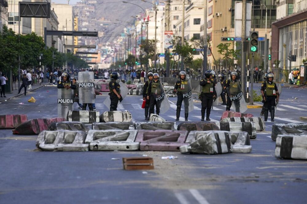 Proteste e scontri in Peru contro l'arresto del Presidente Castillo  / ASSOCIATED PRESS/LAPRESSE