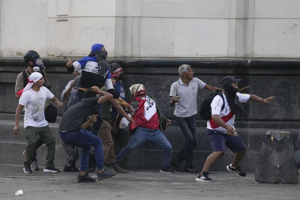 Proteste e scontri in Peru contro l'arresto del Presidente Castillo  / ASSOCIATED PRESS/LAPRESSE