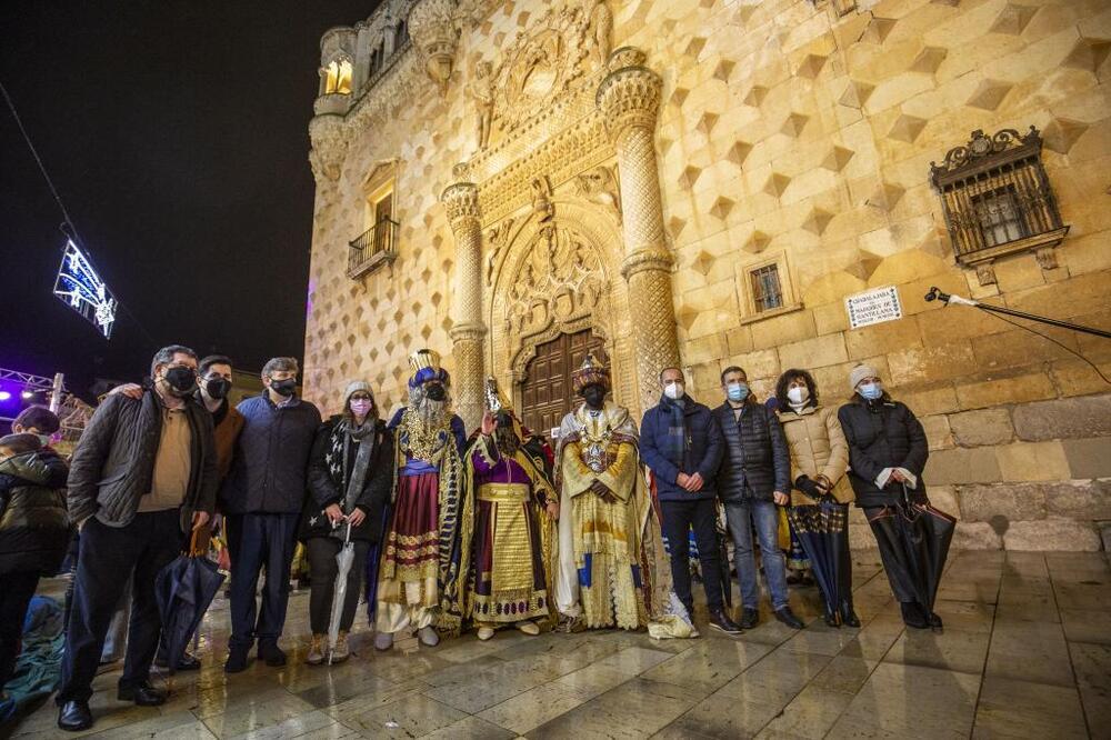 La ilusión por ver a los Reyes Magos pudo con la lluvia 