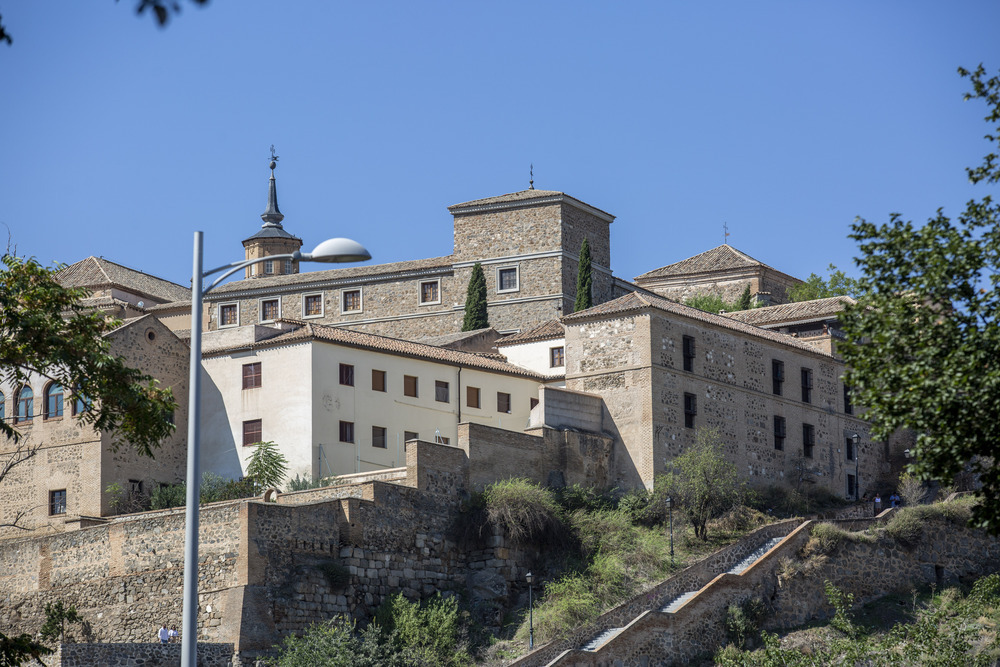 Parece ser que en los ochenta también se habló de la Biblioteca del miradero, edificio contiguo al convento de Santa Fe, para darle un uso institucional.