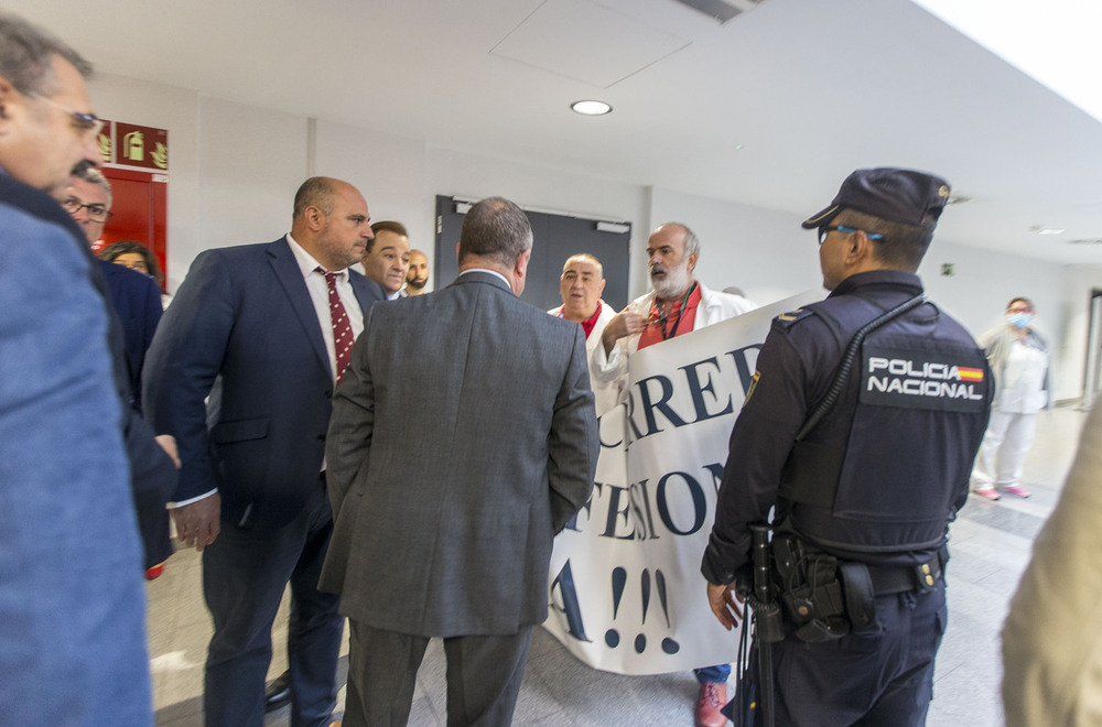 El presidente regional mantuvo una conversación con los manifestantes.