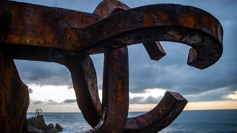 Vista de la obra escultórica El Peine del Viento, de Eduardo Chillida, en San Sebastián