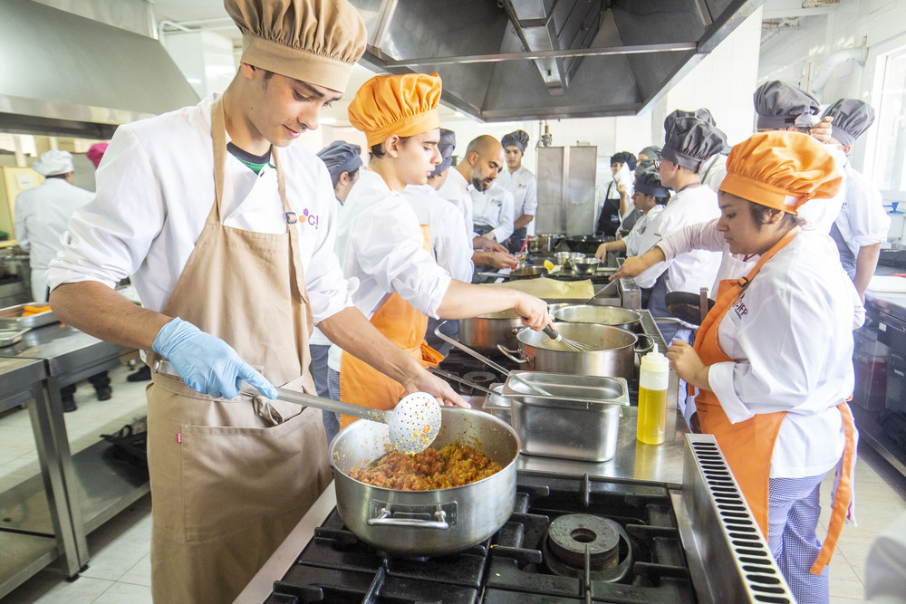 Alumnos de diferentes grados de FP de la rama de la Hostelería y de la rama sanitaria de Guadalajara.