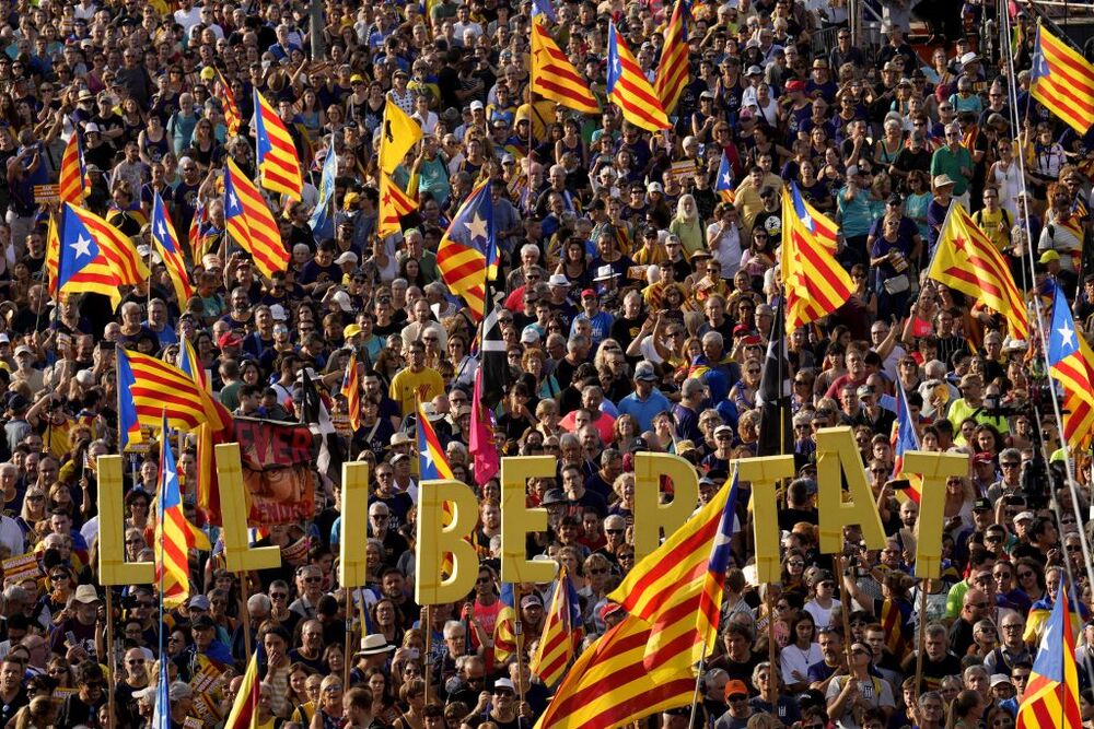 Manifestación independentista por la Diada del 11 de septiembre  / ENRIC FONTCUBERTA