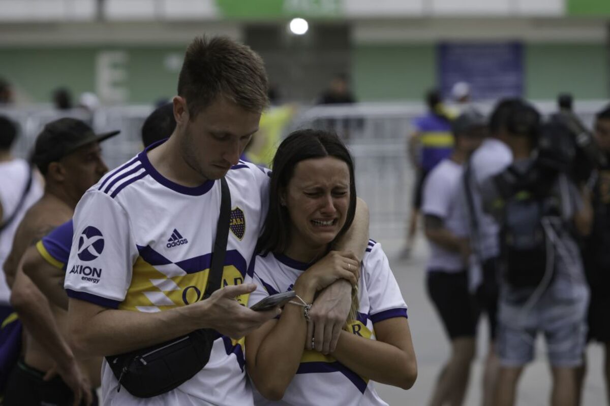 Los hinchas de Boca sin entradas y sin pantalla generan altercados antes de la final  / LUCIANO BELFORD