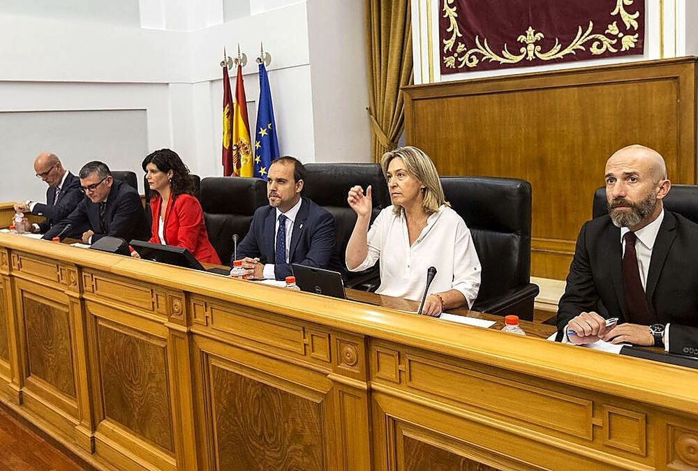 Mesa del inicio de la X legislatura, con David Muñoz Zapata de Ciudadanos.