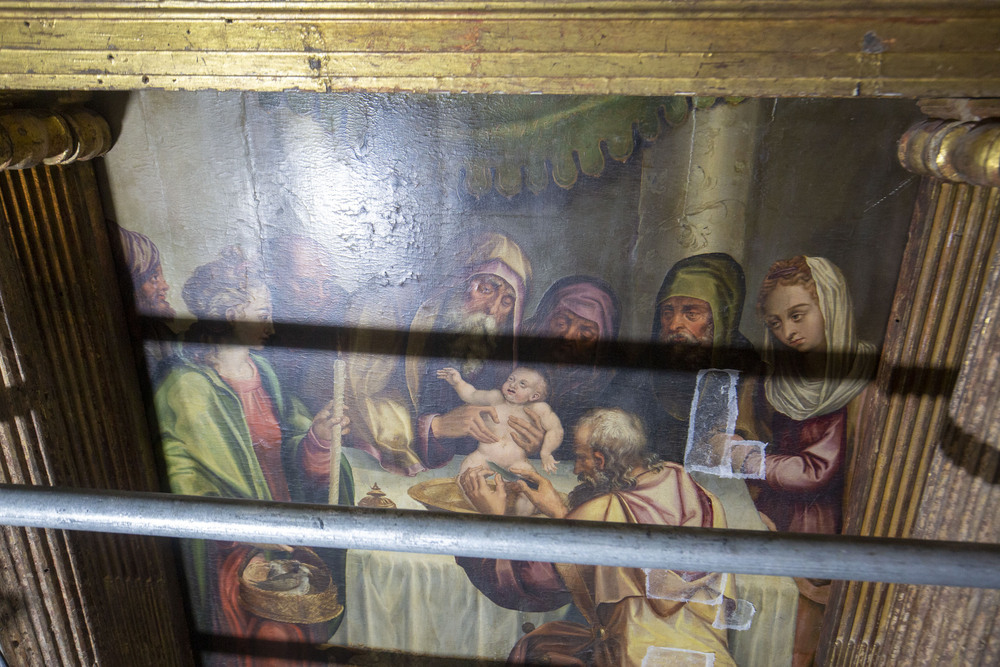Las restauradoras continuarán trabajando en este retablo, al menos, medio mes más sobre el andamio. 