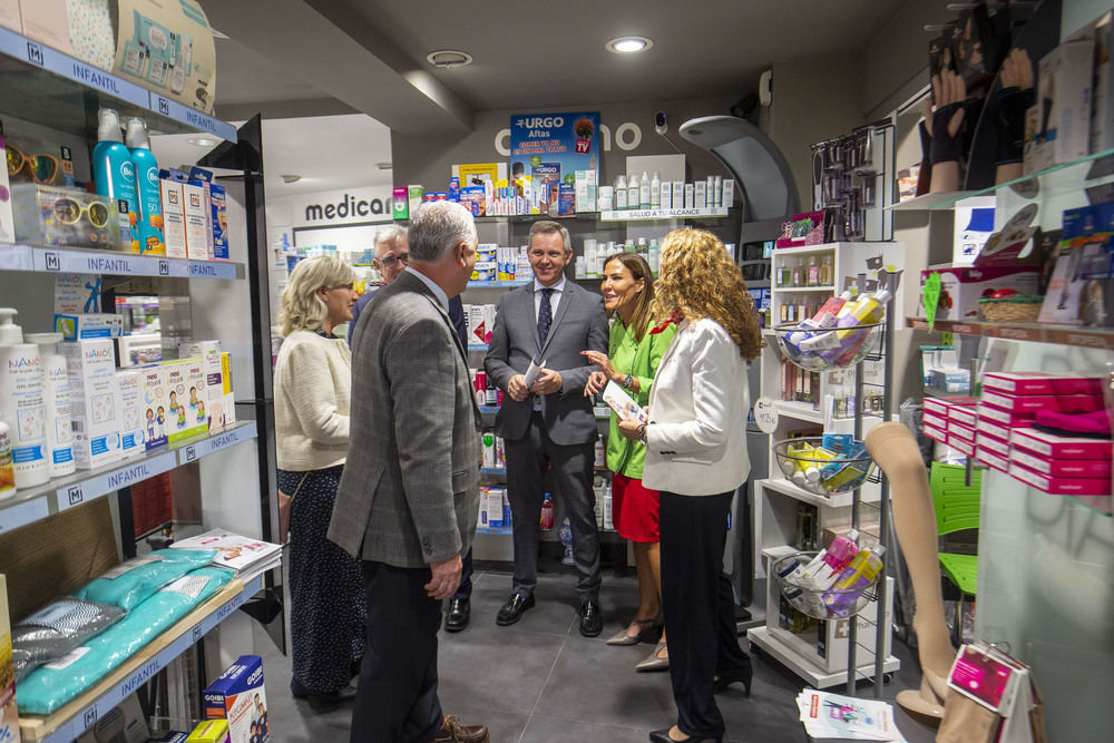 El ministro de Sanidad durante su visita a una farmacia de Mondéjar 