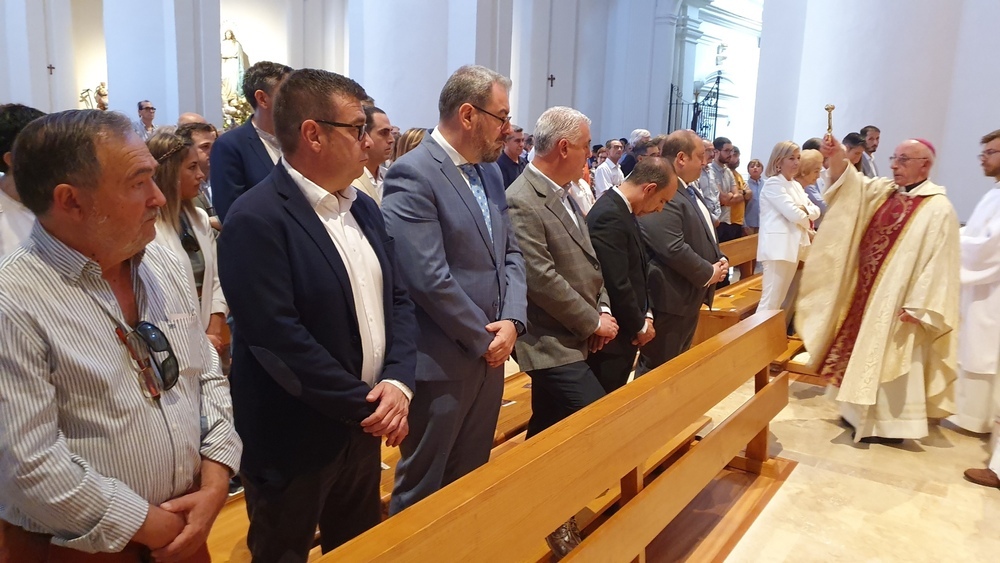 Imágenes de la misa celebrada ayer para la consagración del templo.