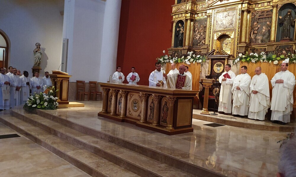 Imágenes de la misa celebrada ayer para la consagración del templo.