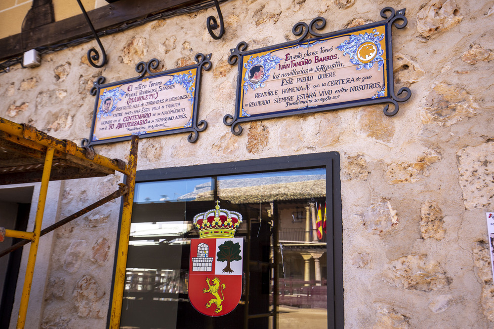 Placas de homenaje que recuerdan a Manolete y Fandiño en la que fue la plaza de los toriles.