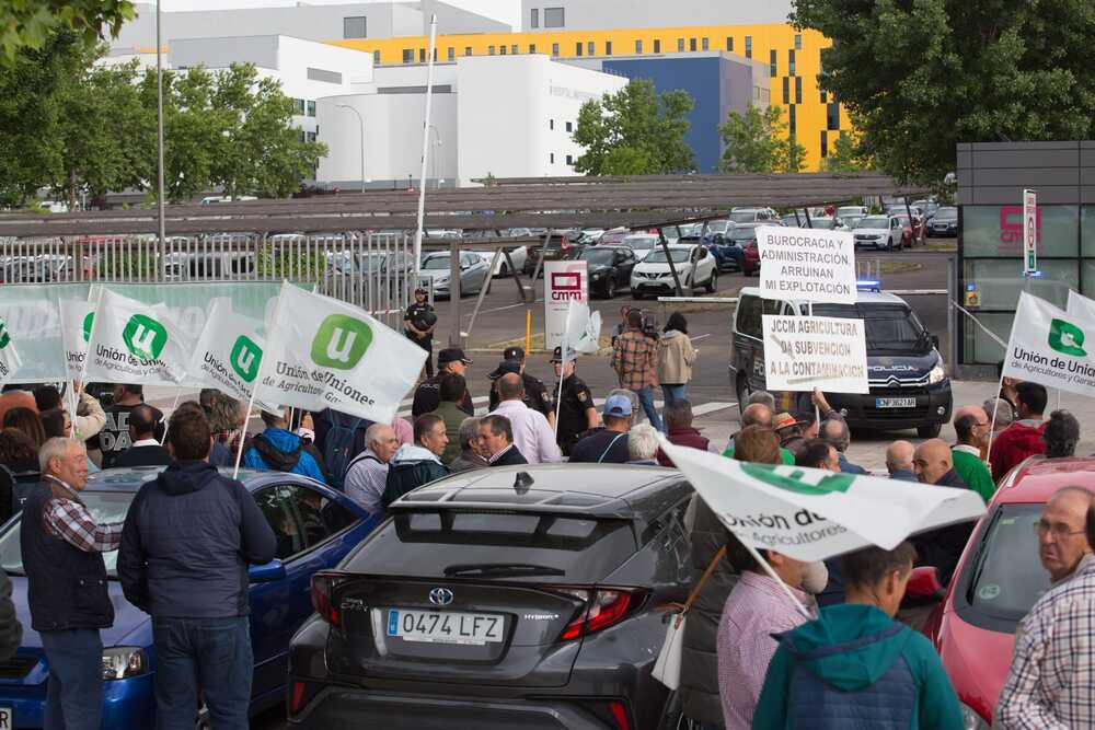 Varios colectivos gritan ante la CMM su enfado con la Junta