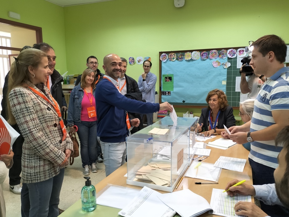 Israel Marco acompañado de buena parte de su candidatura ha ejercido su derecho al voto en el colegio Rufino Blanco.