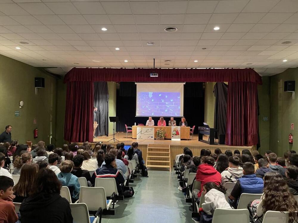 La Consejera de Igualdad, Sara Simón, junto a otros representantes provinciales de la Junta durante la visita que ha realizado al IES Luis de Lucena.