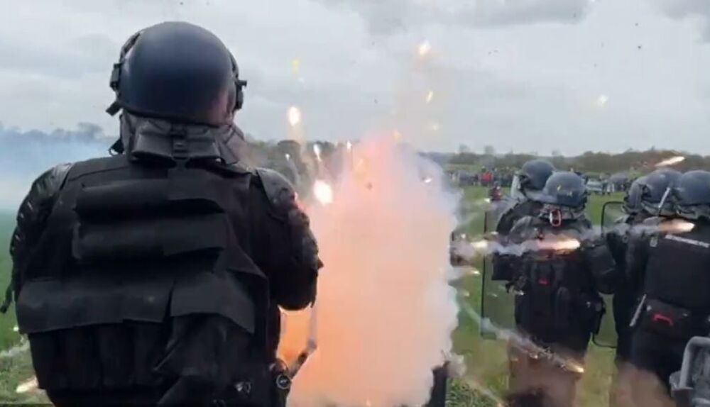 Sequía.- Miles de ecologistas se manifiestan contra los embalses agrícolas en Sainte-Soline, Francia  / GENDARMERÍA FRANCESA