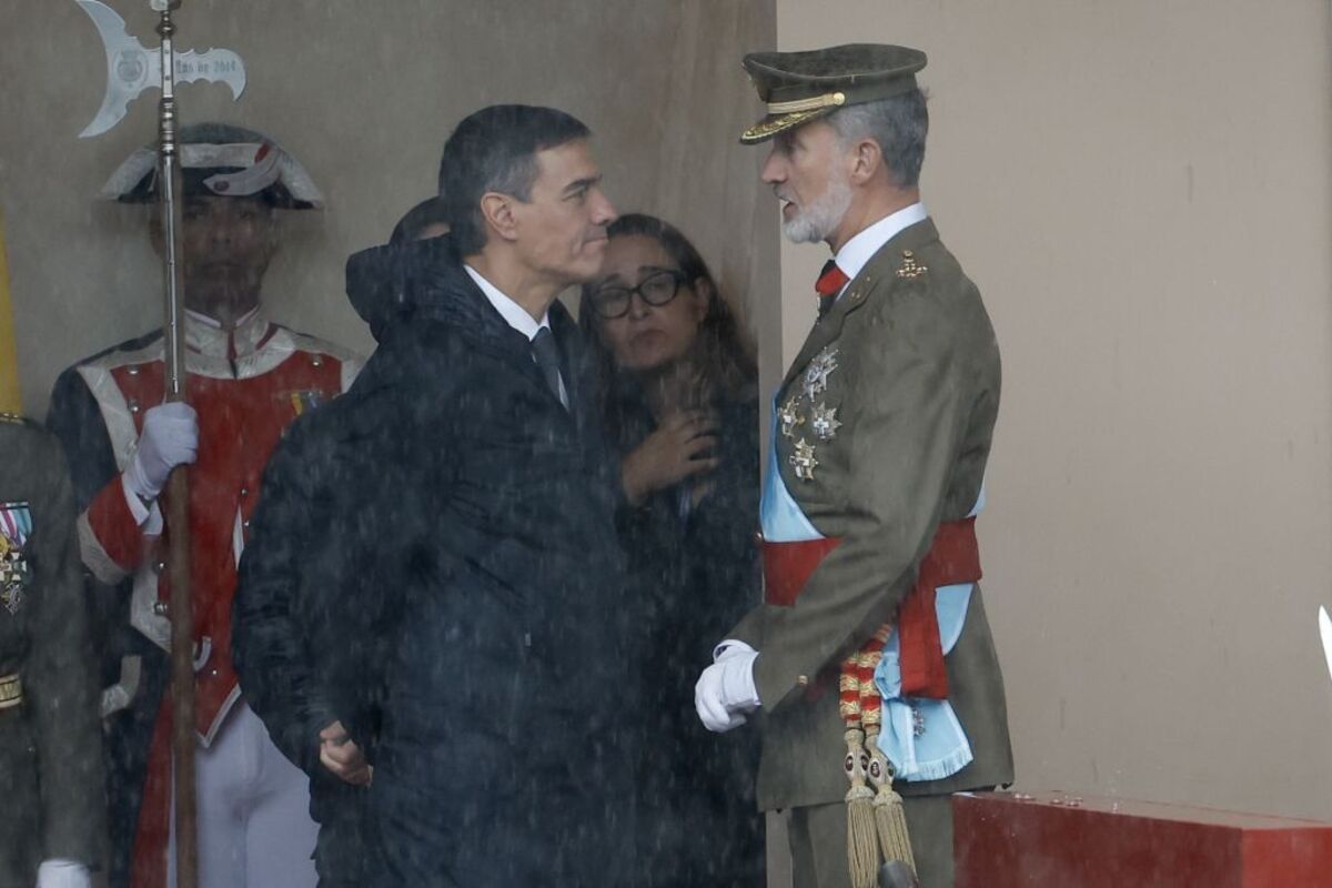 Madrid acoge el desfile de la Fiesta Nacional con la vista puesta en el cielo  / CHEMA MOYA