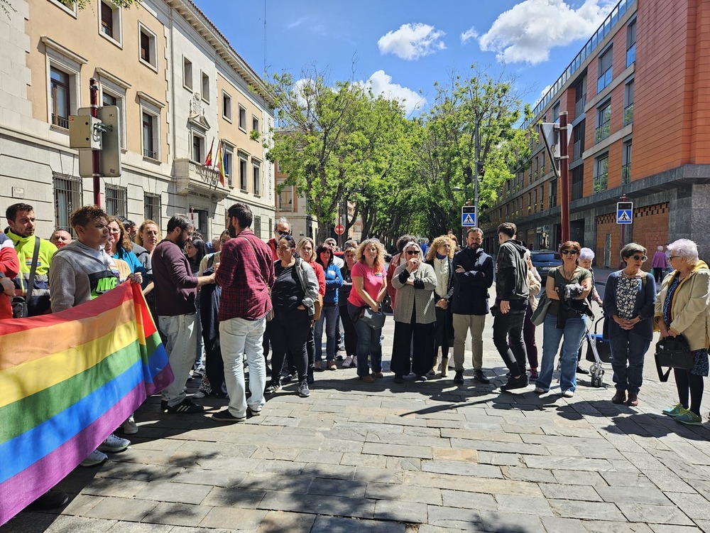 Concentración en repulsa por la quema de la bandera arcoiris del balcón del CCOO 