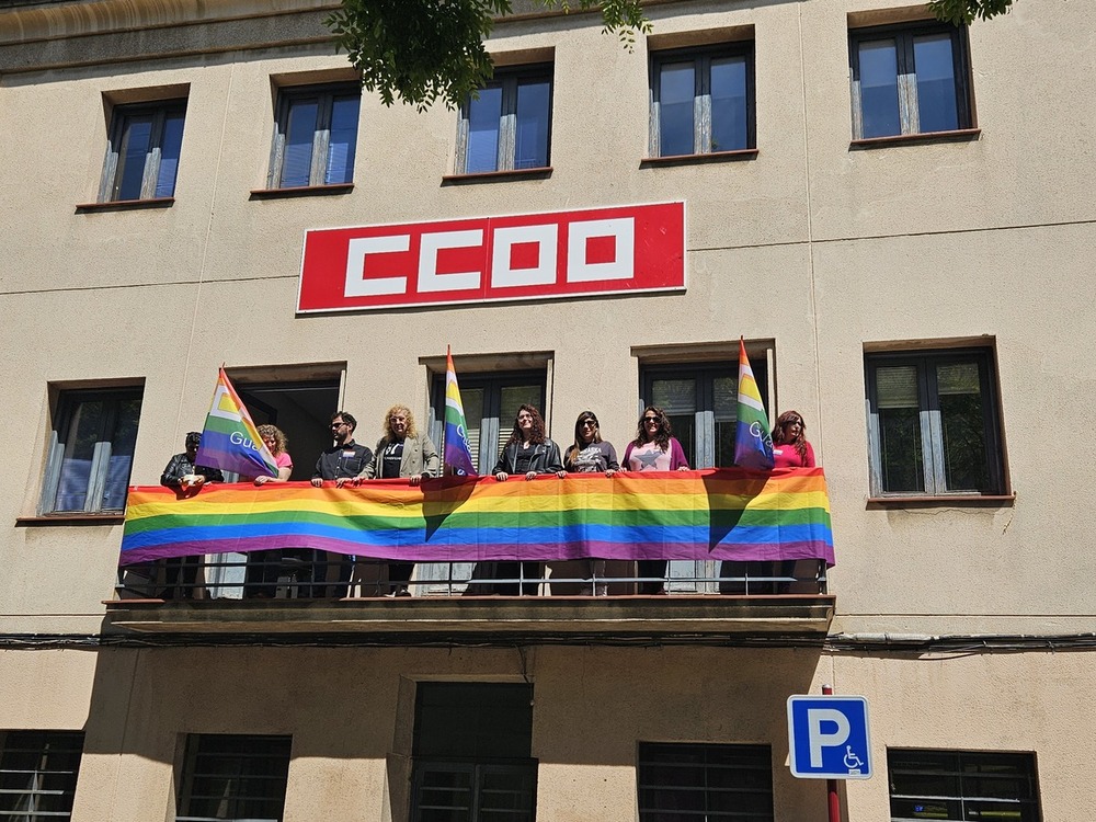 Concentración en repulsa por la quema de la bandera arcoiris del balcón del CCOO 