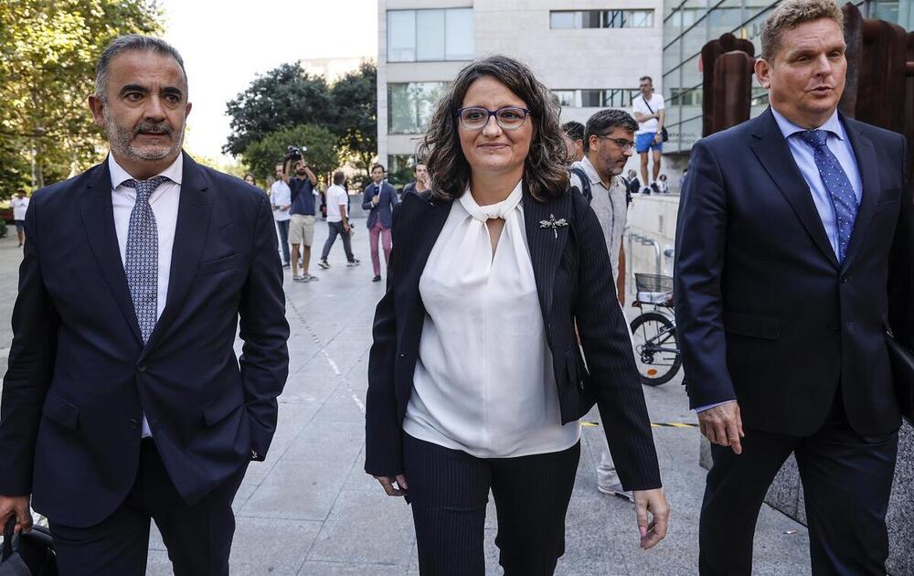  La exvicepresidenta, exportavoz y exconsellera de Igualdad y Políticas, Mónica Oltra, junto a sus abogados, Miguel Ferrer (i) y Daniel Sala (d), a su salida de un juicio 