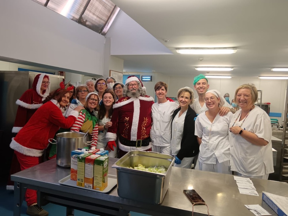 Varios momentos de la visita de Papá Noel a distintas unidades del Hospital Universitario de Guadalajara.