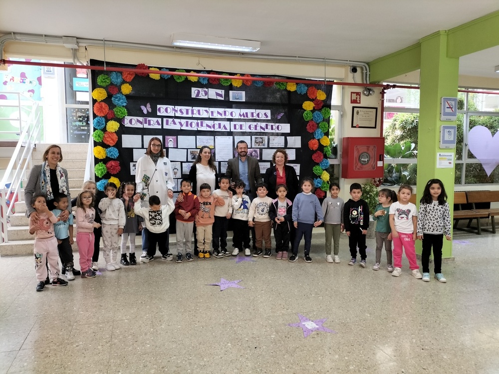 Alumnos de cinco años del CEIP Alcarria durante la visita de los responsables de la Junta.