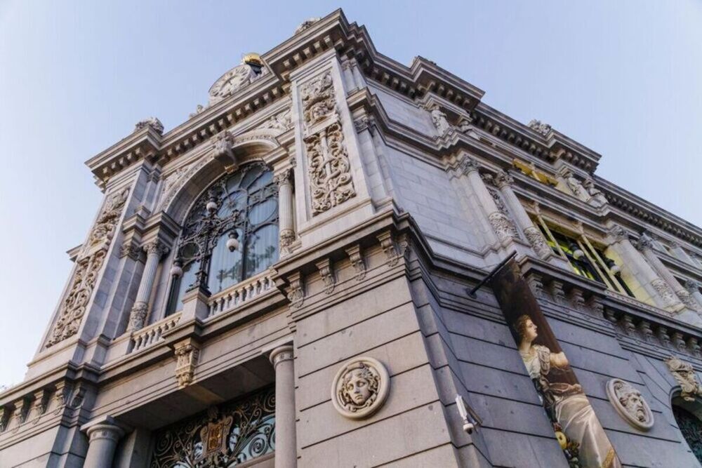 Fachada del edificio del Banco de España situada en la confluencia del Paseo del Prado y la madrileña calle de Alcalá