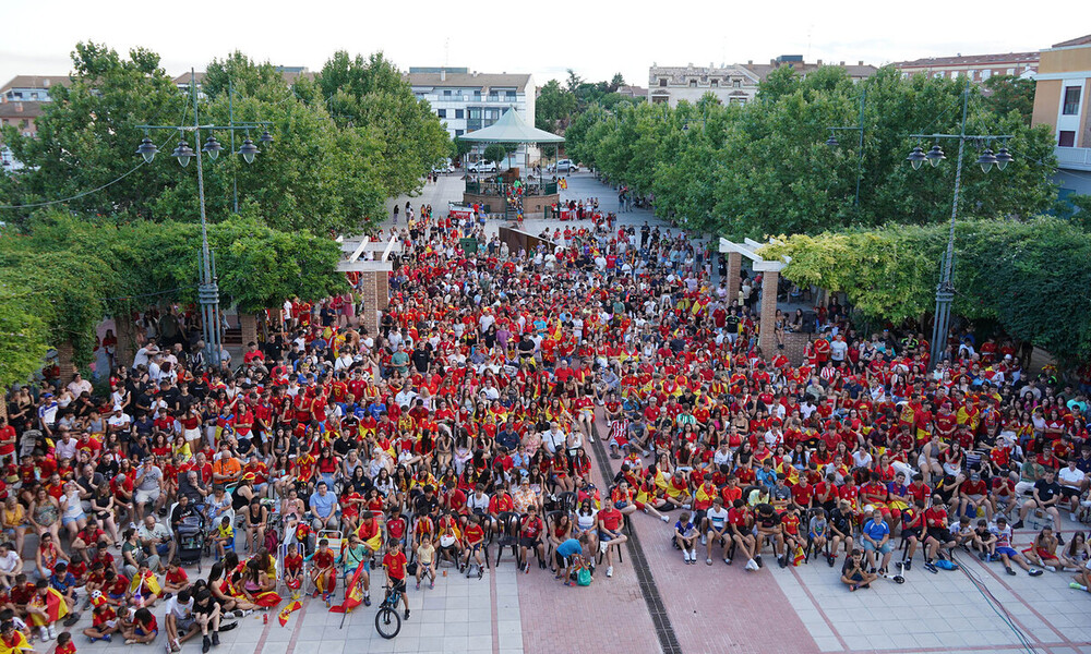 Imágenes de las plazas mayores de Alovera y Cabanillas del Campo, donde cientos de vecinos se concentraron para seguir la final de la Eurocopa 2024.