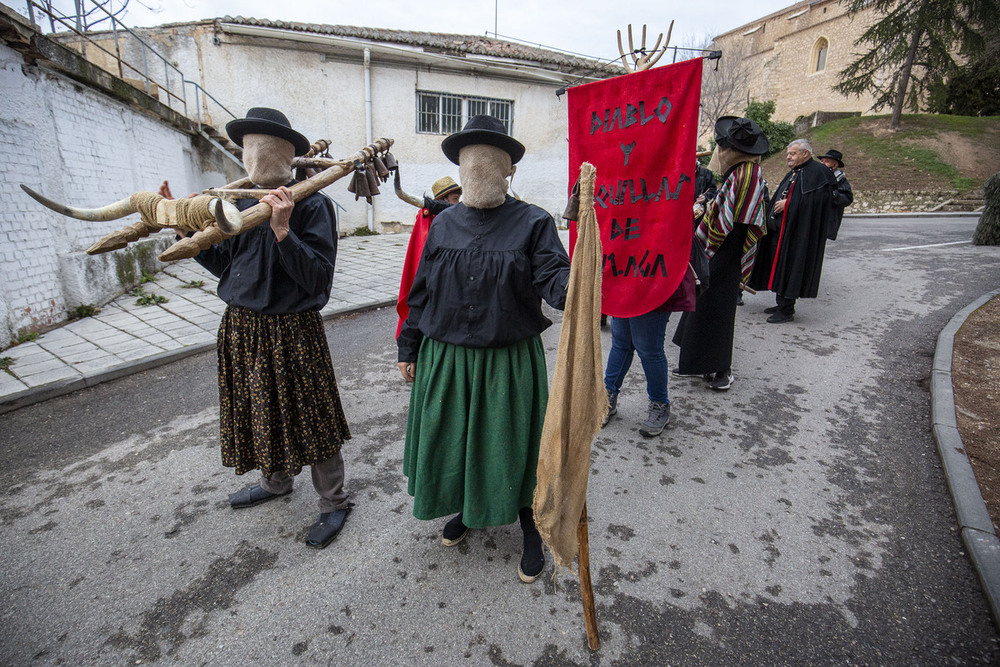 Los diablos de Luzón, vaquillas y vaquillones y los Chocolateros de Cogolludo en el desfile y anuncio de Carnaval de la capital donde se reúnen cada año todos estos personajes enmascarados.