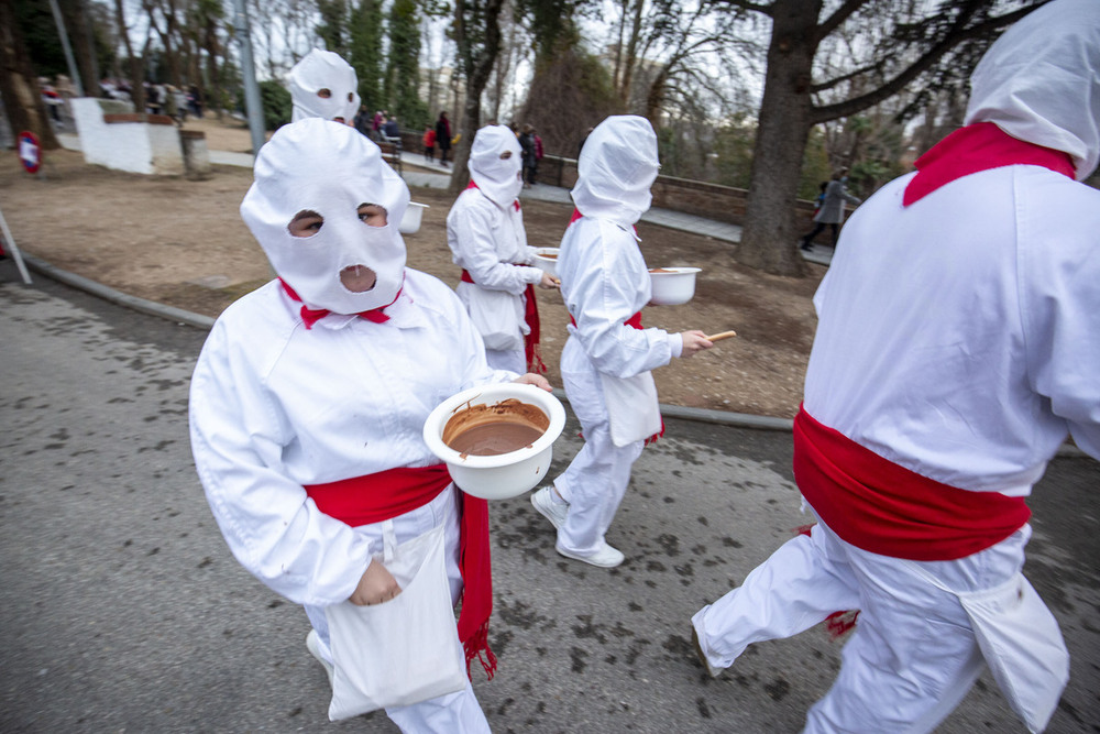 Los diablos de Luzón, vaquillas y vaquillones y los Chocolateros de Cogolludo en el desfile y anuncio de Carnaval de la capital donde se reúnen cada año todos estos personajes enmascarados.