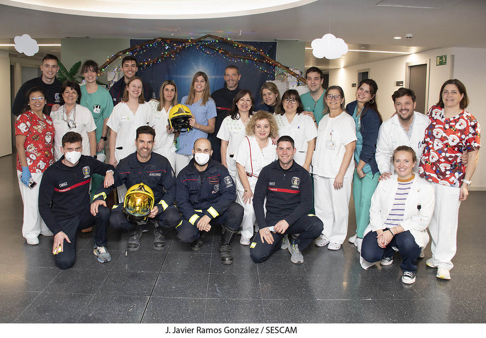 Imágenes de la visita de los bomberos del Ayuntamiento de Guadalajara a los pacientes del Hospital.