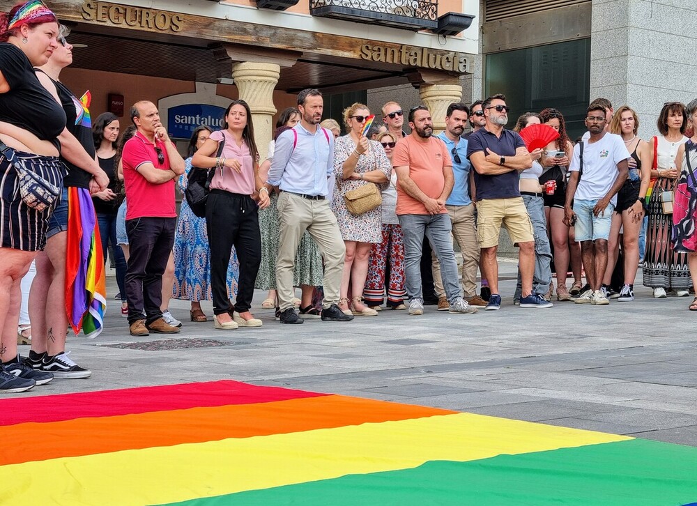 Bellido confirma que colgará la bandera LGTBI en las Cortes