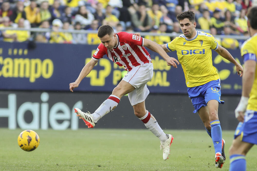 Ander Herrera, del Athletic, dispara a puerta