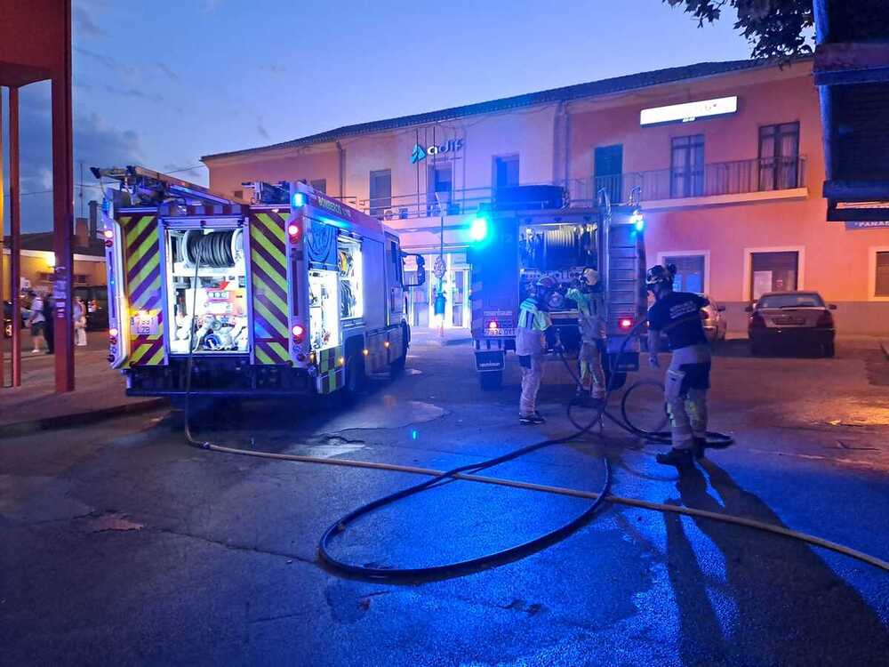 Intervención en el incendio declarado este miércoles por la noche en las inmediaciones de Renfe 