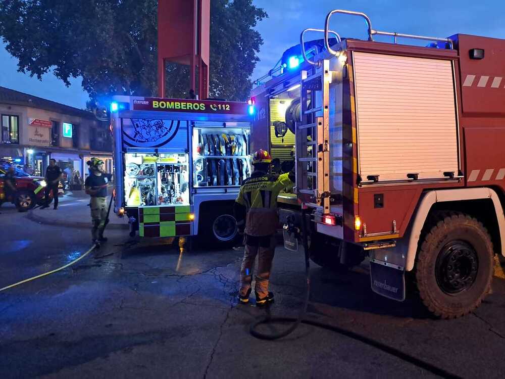 Intervención en el incendio declarado este miércoles por la noche en las inmediaciones de Renfe 