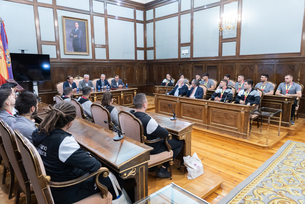 Imágenes de las recepciones ofrecidas a la plantilla del BM Guadalajara en el Ayuntamiento y la Diputación.