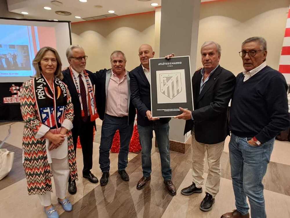 La alcaldesa de Guadalajara, Ana Guarinos, junto a los directivos de la Peña Atlética Alcarreña.