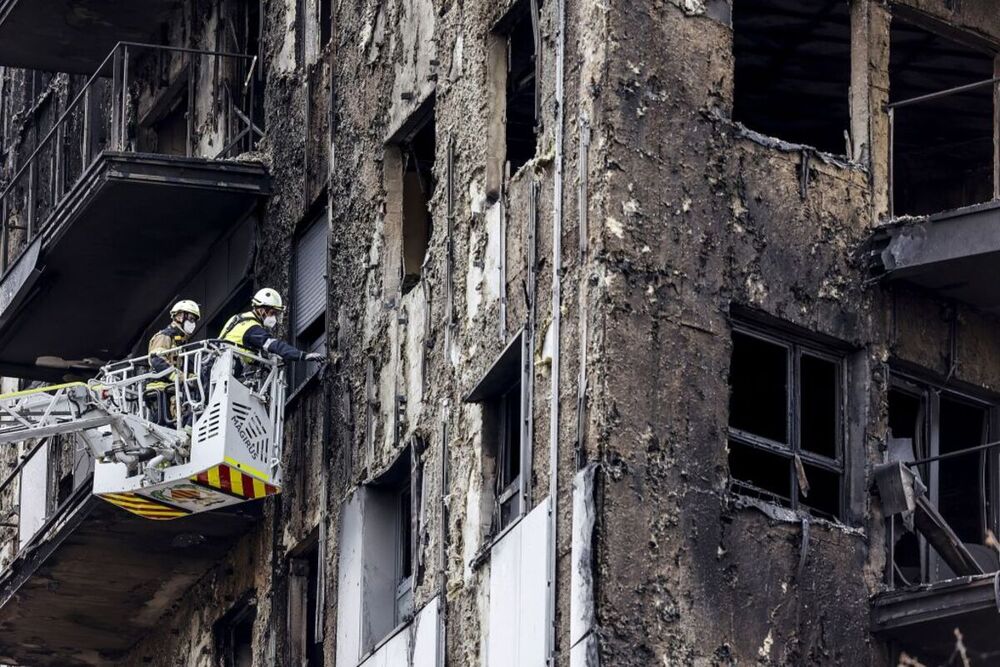 Los vecinos del incendio de Valencia recuperan algunos enseres