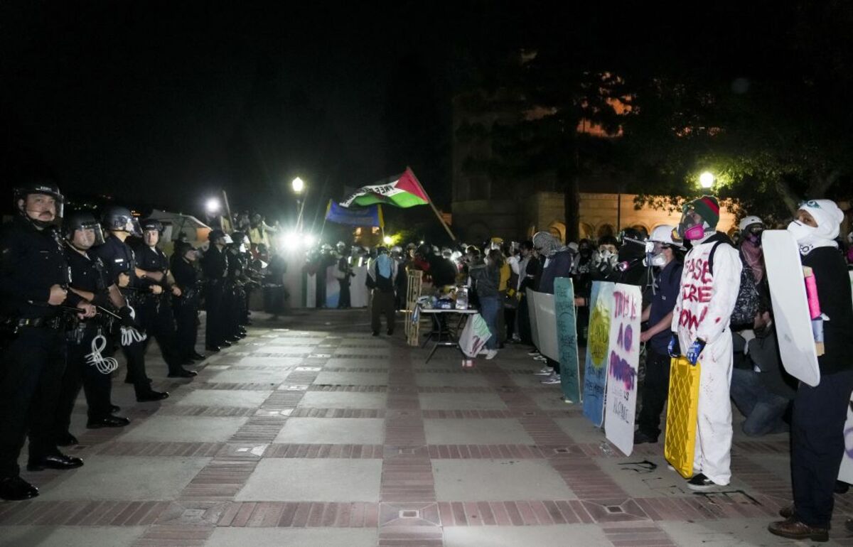 Police begin clearing pro-Palestine protest encampment at UCLA  / ALLISON DINNER