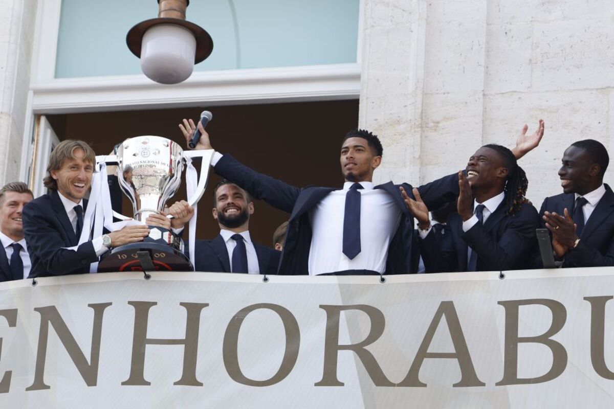 El Real Madrid recibe el trofeo de su trigésimo sexta Liga e inicia las celebraciones  / MARISCAL