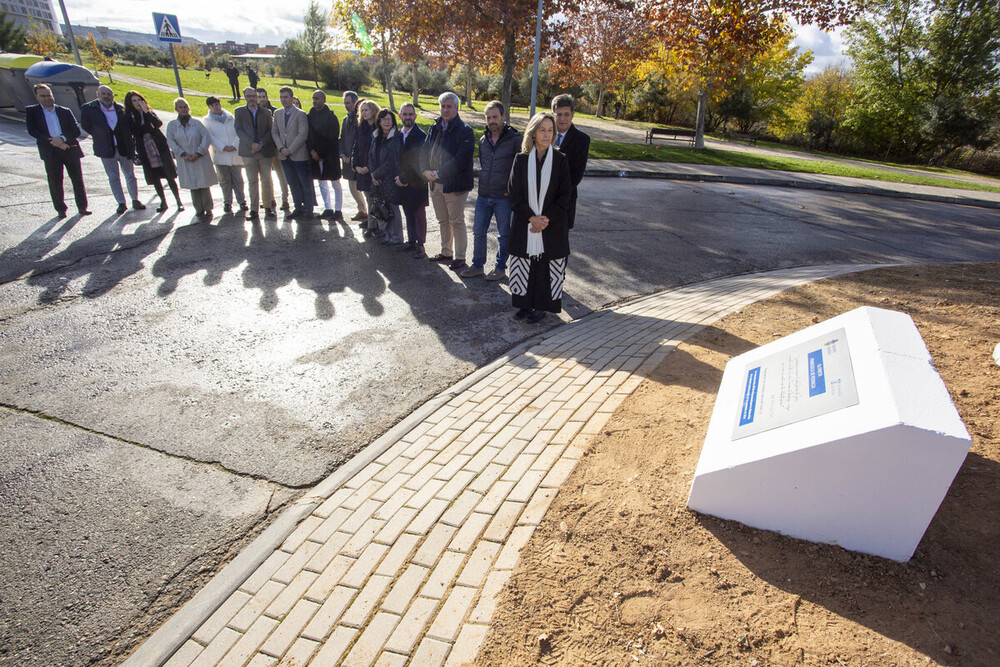 La glorieta dedicada a Francisca de Pedraza se sitúa entre la confluencia de las avenidas Pálmaces de Jadraque con Mercedes Gaibrois