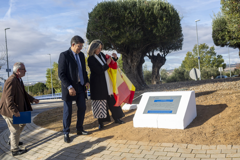 La glorieta dedicada a Francisca de Pedraza se sitúa entre la confluencia de las avenidas Pálmaces de Jadraque con Mercedes Gaibrois