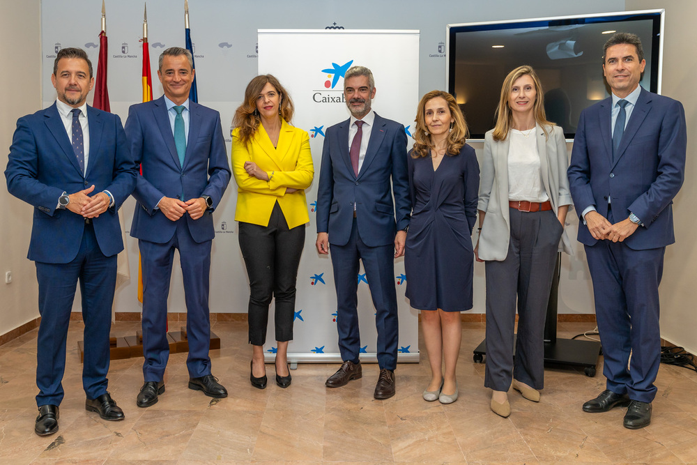 La tesorera de la Asociación de Mujeres en el Sector Público, Matilde Castellanos, y el managing director Institutional Banking de CaixaBank, Javier Broncano