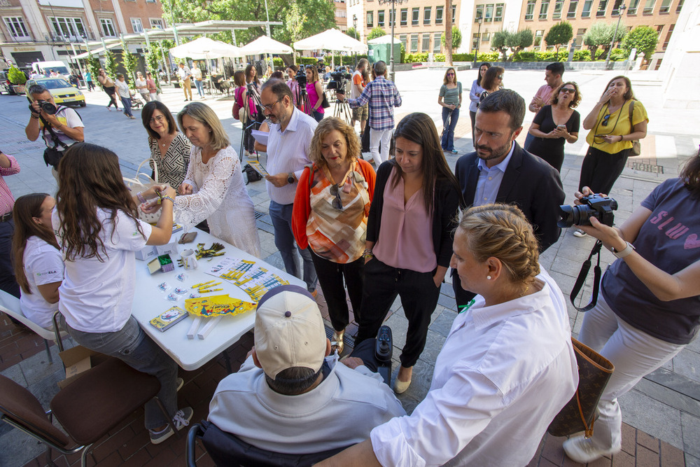 Mesa informativa en el Jardinillo con motivo del Día Mundial de Lucha contra la ELA 