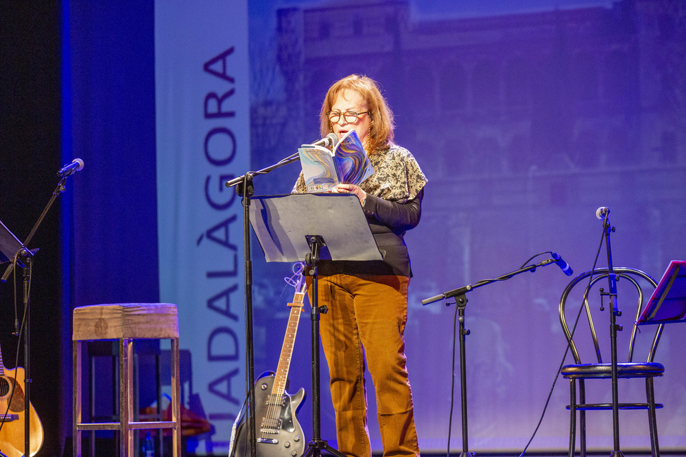 Varios de los poetas locales participantes en Guadalágora y momentos de la sesión celebrada el pasado 29 de noviembre en el Teatro Moderno.