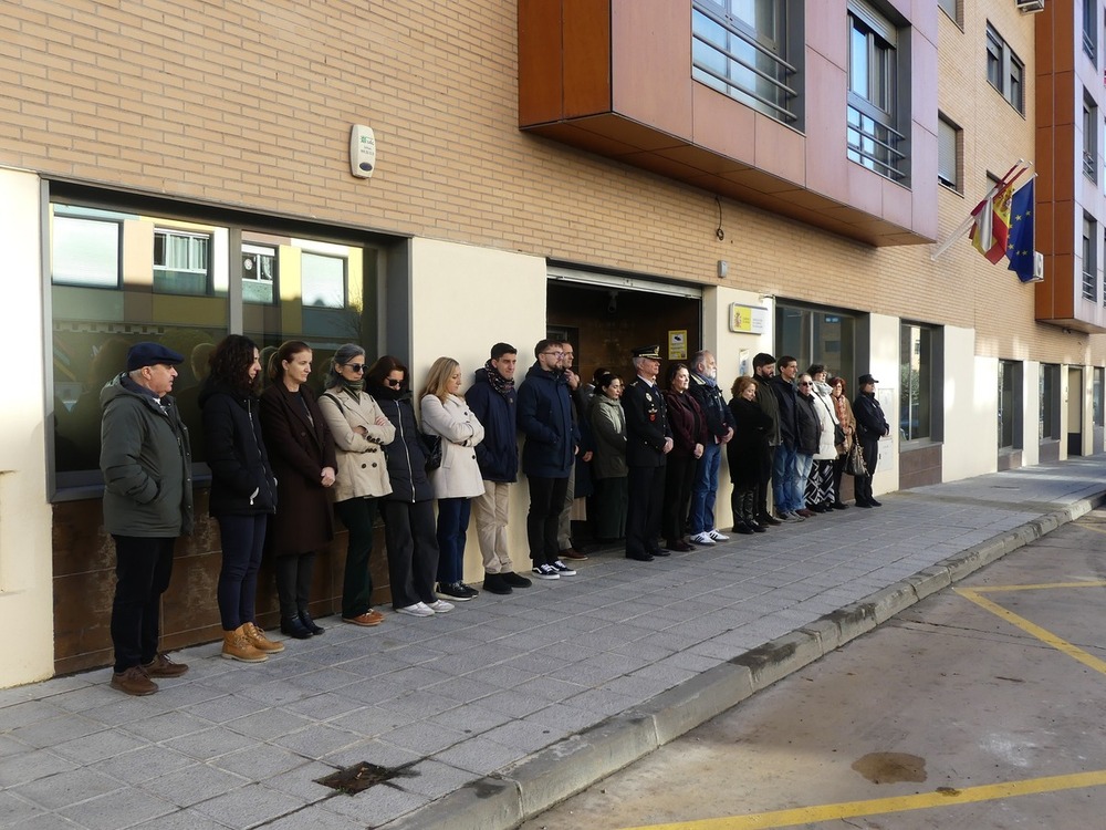 Imagen de la concentración que se ha celebrado hoy en la Subdelegación del Gobierno de Guadalajara.