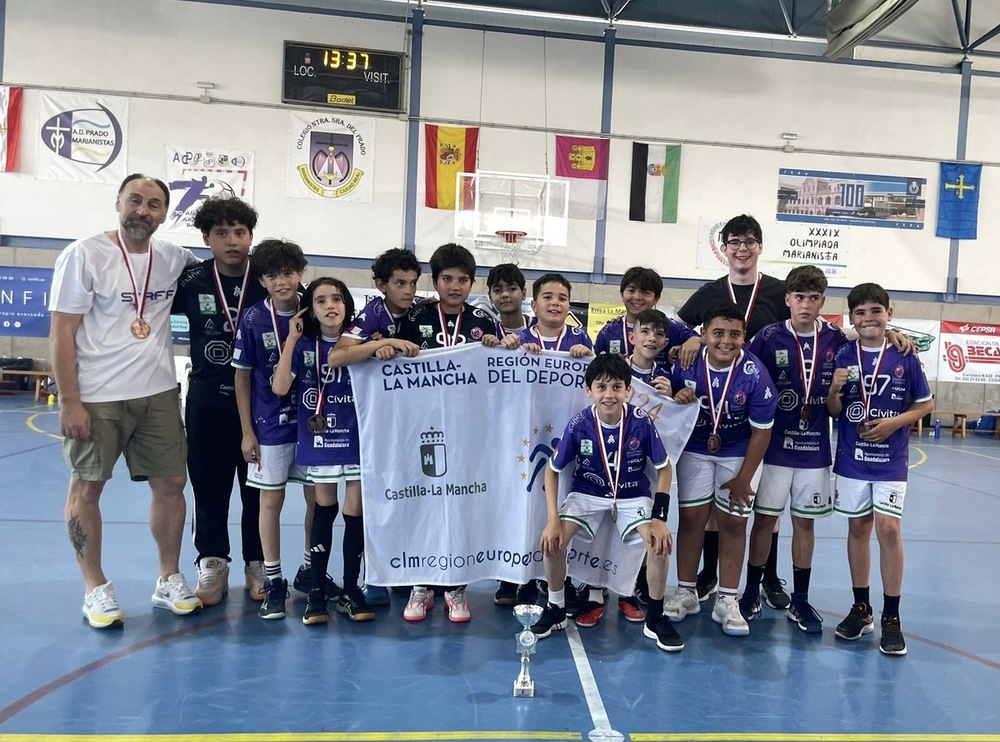 Los equipos femenino y masculino del Alevín BM Guadalajara celebrando sus respectivos triunfos del fin de semana.