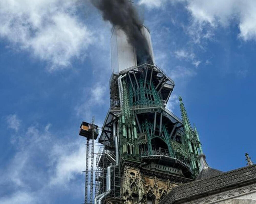 La aguja de la catedral de la ciudad francesa de Ruán, en la región de Normandía, ha sufrido un incendio este jueves.