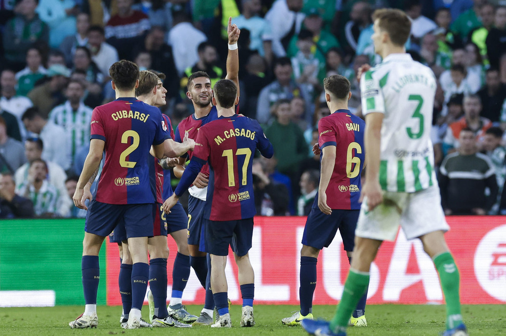 El Betis amarga a un Barça de altibajos
