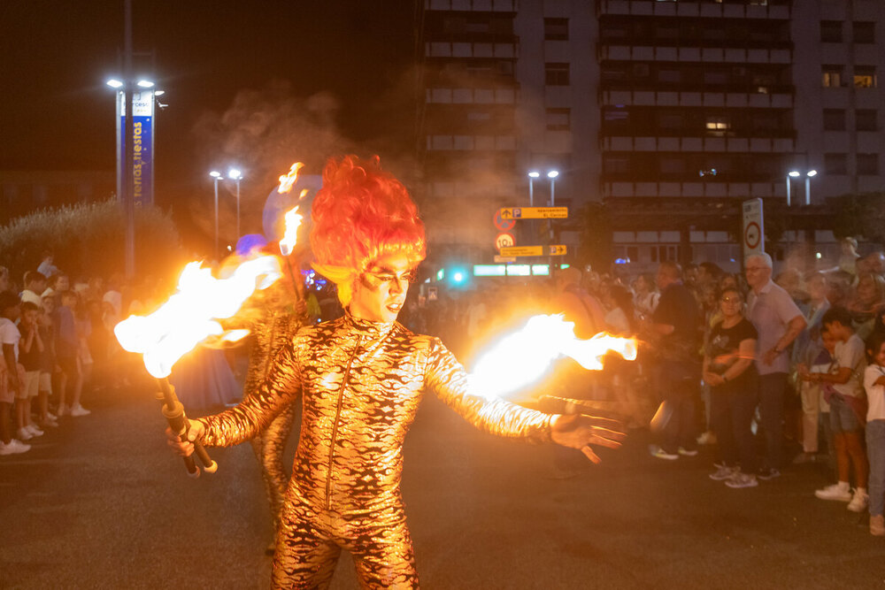 Varias imágenes del desfile de carrozas y comparsas inaugural de las Ferias y Fiestas 2024.