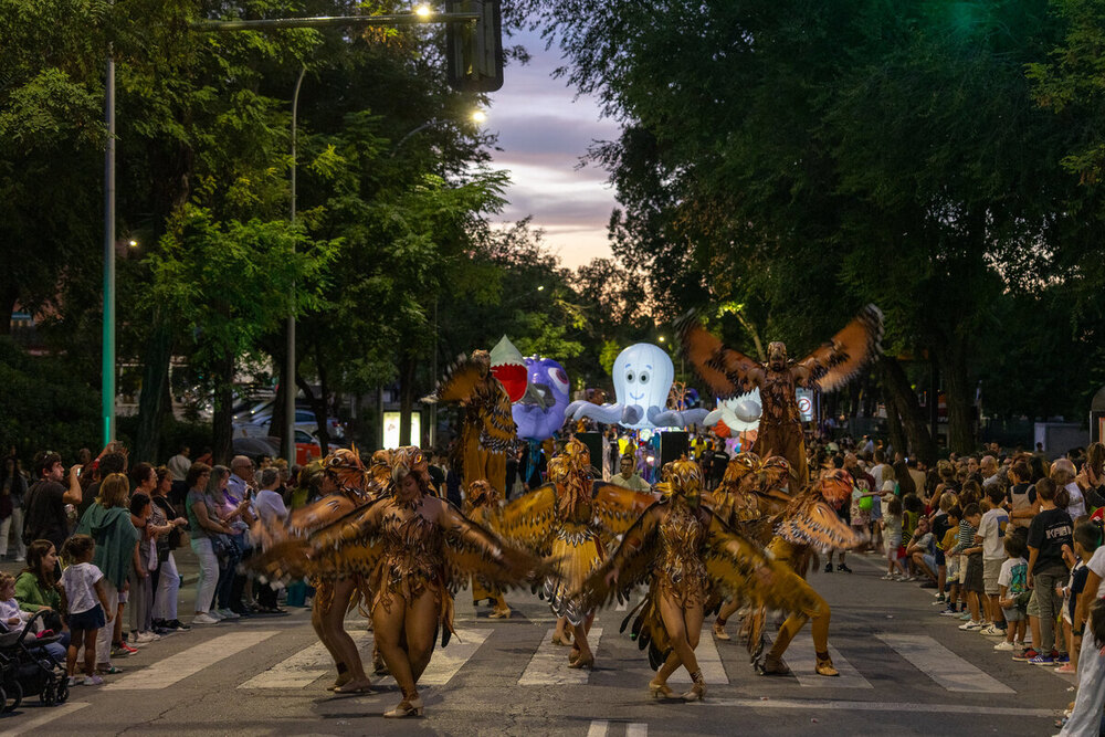 Varias imágenes del desfile de carrozas y comparsas inaugural de las Ferias y Fiestas 2024.